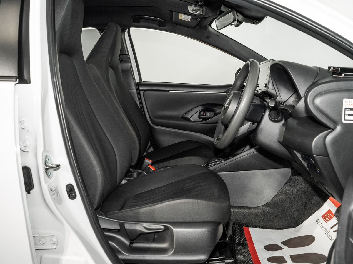 Toyota Yaris 2021 - фото автомобиля