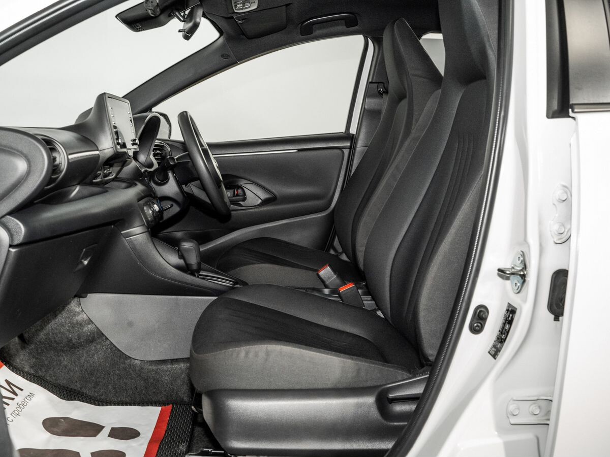 Toyota Yaris 2021 - фото автомобиля