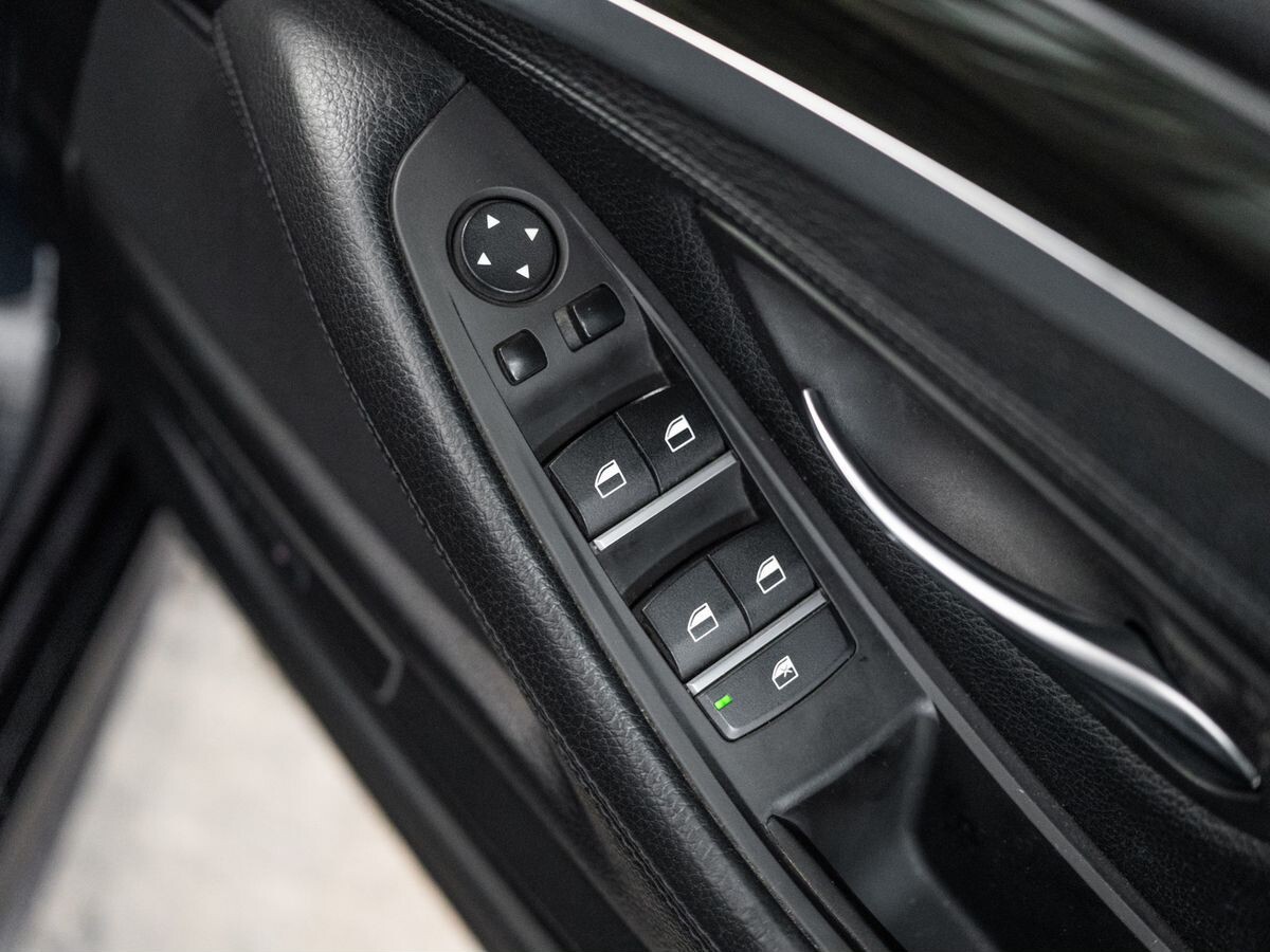 BMW 5 серии 2012 - фото автомобиля