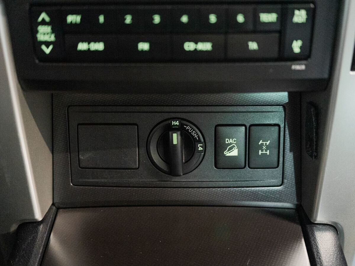 Toyota Land Cruiser Prado 2011 - фото автомобиля