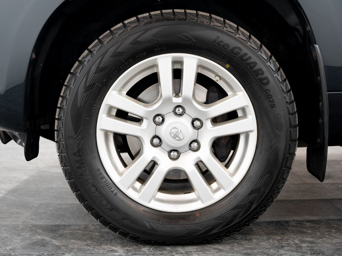 Toyota Land Cruiser Prado 2011 - фото автомобиля