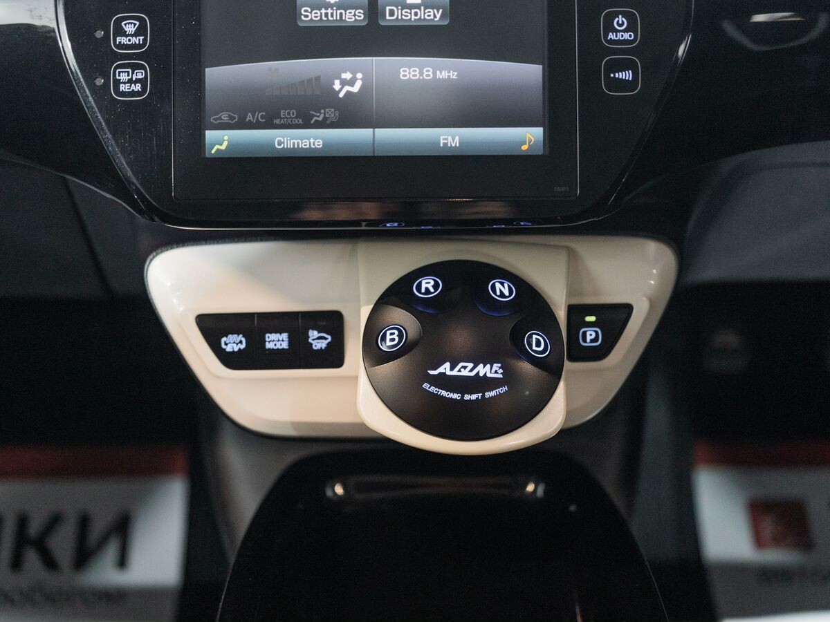 Toyota Prius PHV 2017 - фото автомобиля