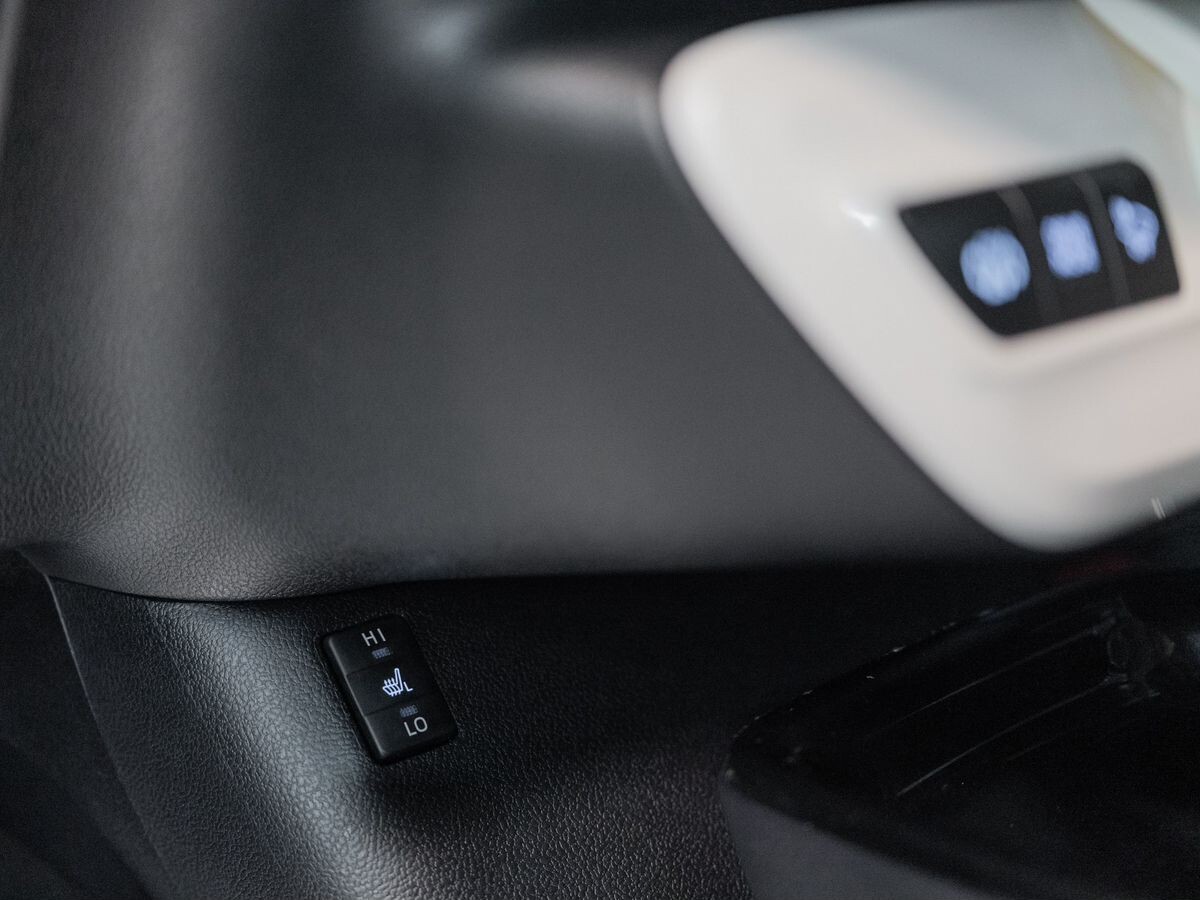 Toyota Prius PHV 2017 - фото автомобиля