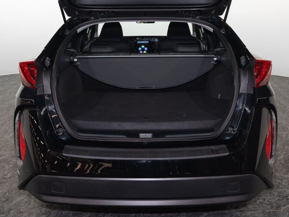 Toyota Prius PHV 2017 - фото автомобиля