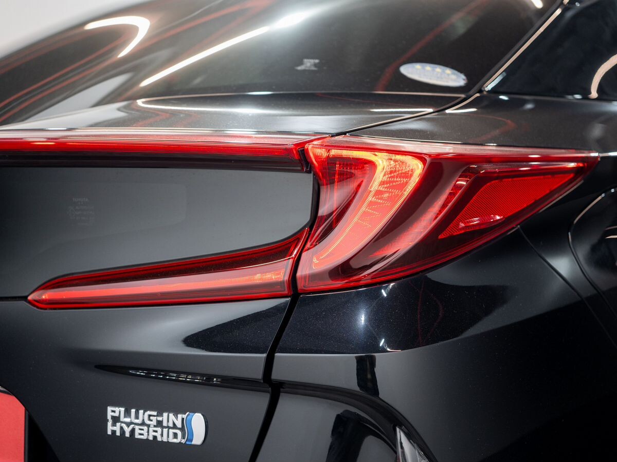 Toyota Prius PHV 2017 - фото автомобиля