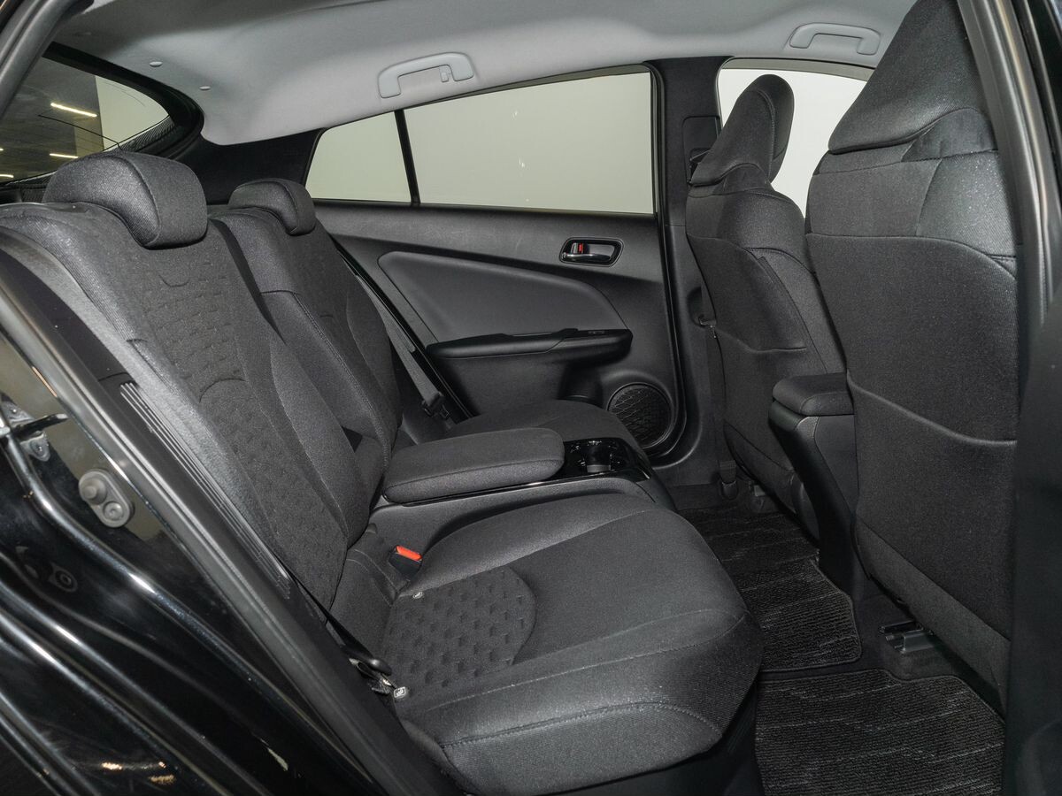 Toyota Prius PHV 2017 - фото автомобиля