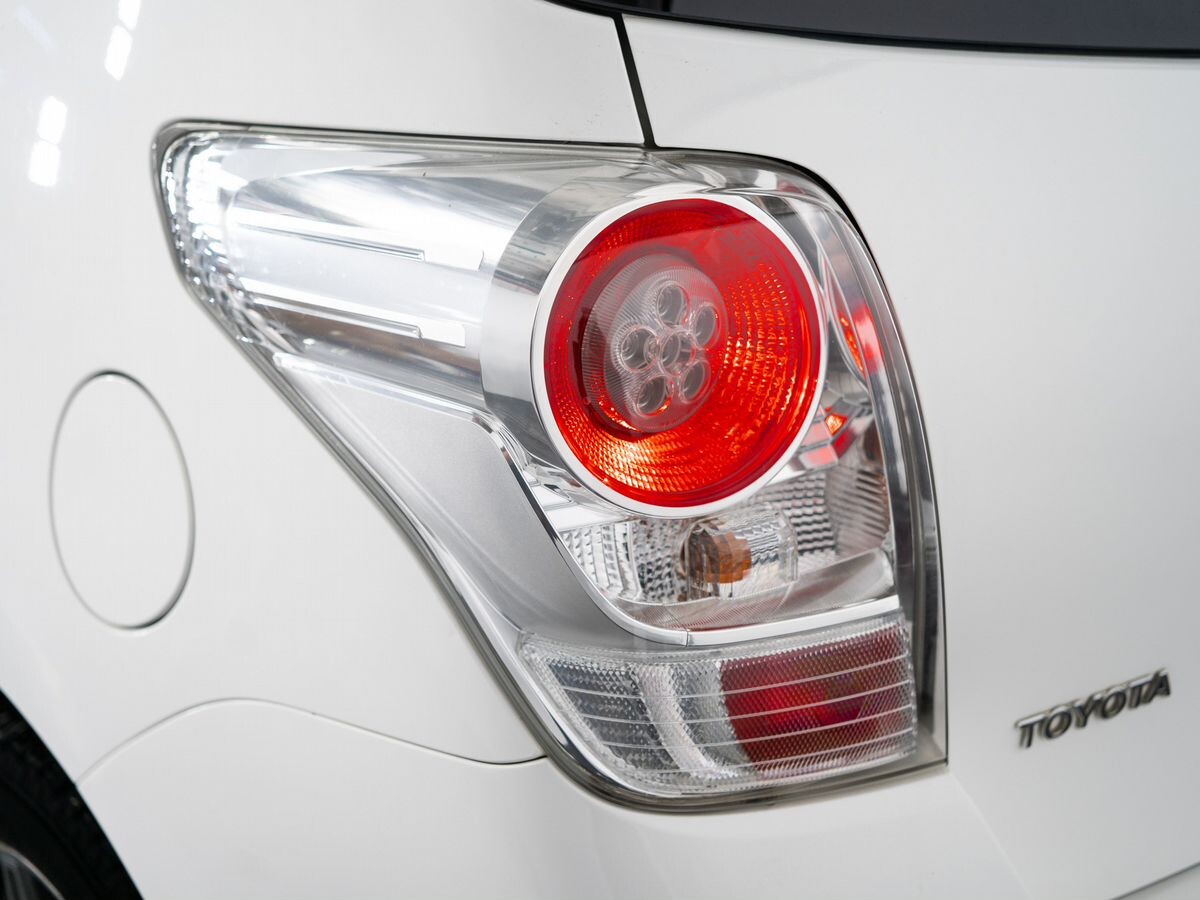 Toyota Verso 2011 - фото автомобиля