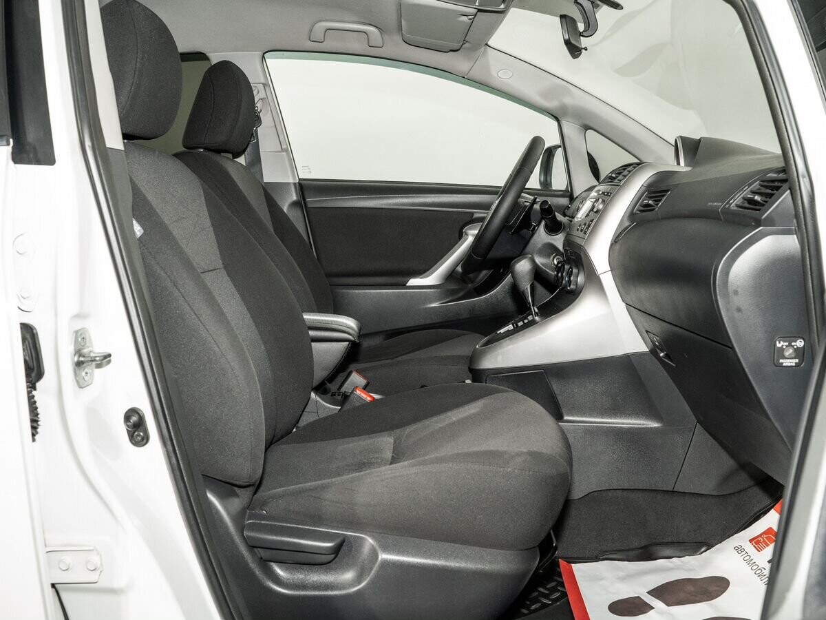 Toyota Verso 2011 - фото автомобиля