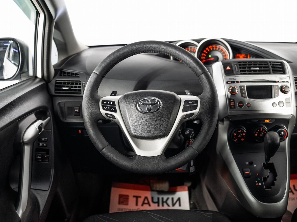 Toyota Verso 2011 - фото автомобиля