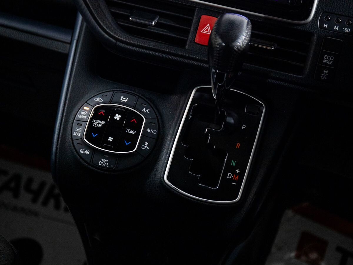 Toyota Voxy 2016 - фото автомобиля