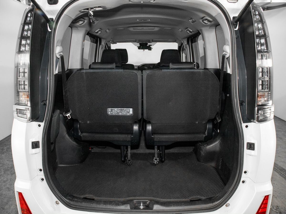 Toyota Voxy 2016 - фото автомобиля