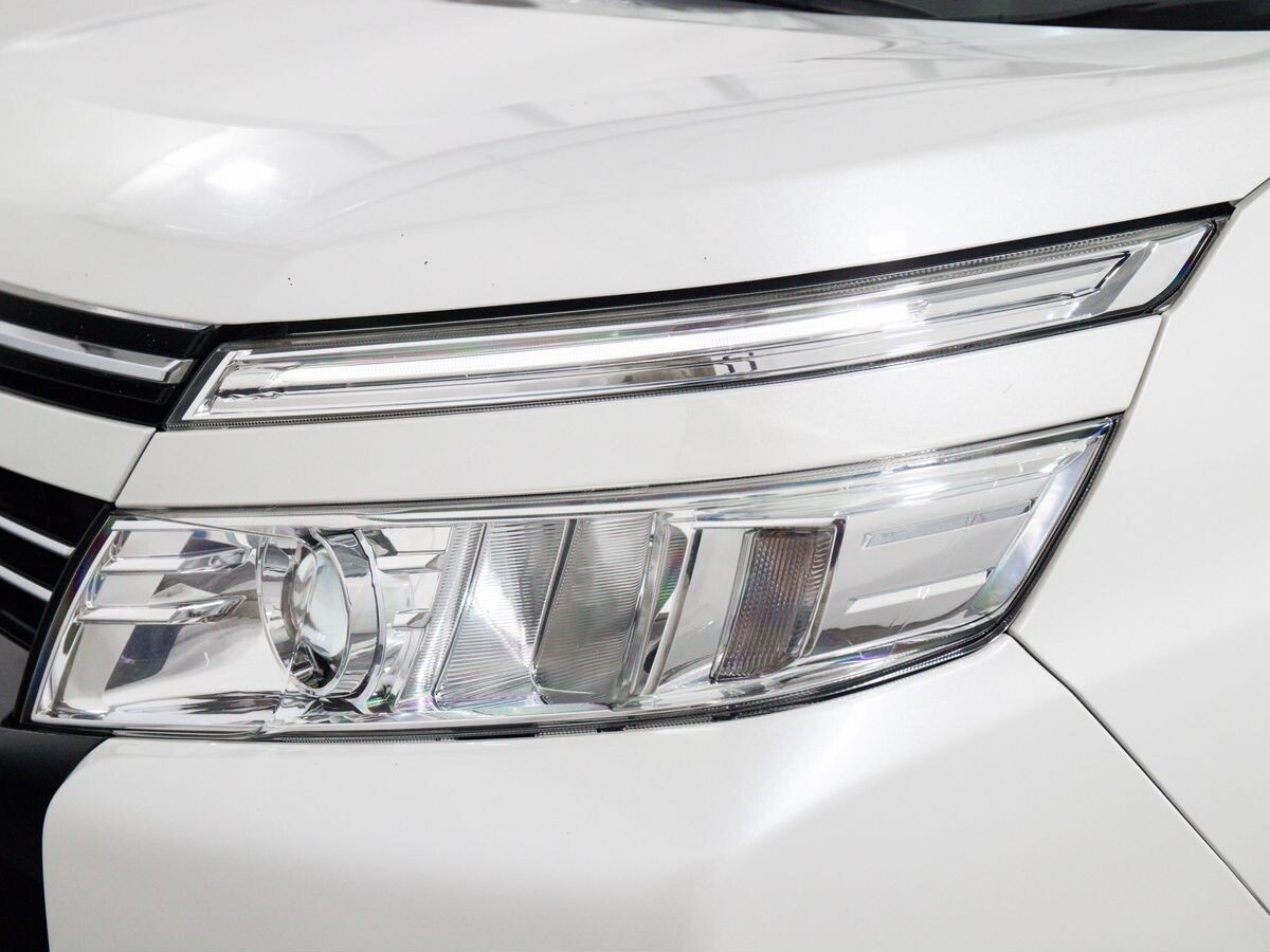 Toyota Voxy 2016 - фото автомобиля