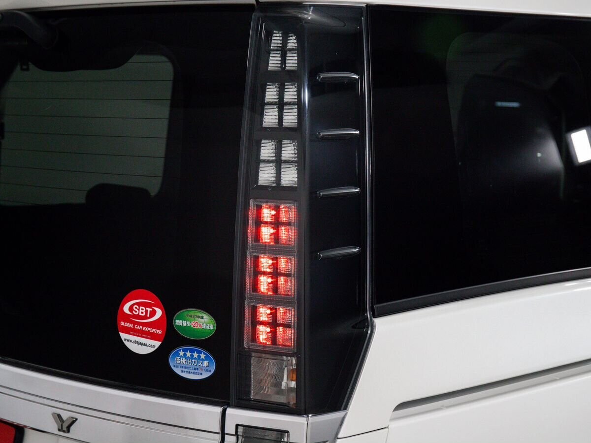 Toyota Voxy 2016 - фото автомобиля