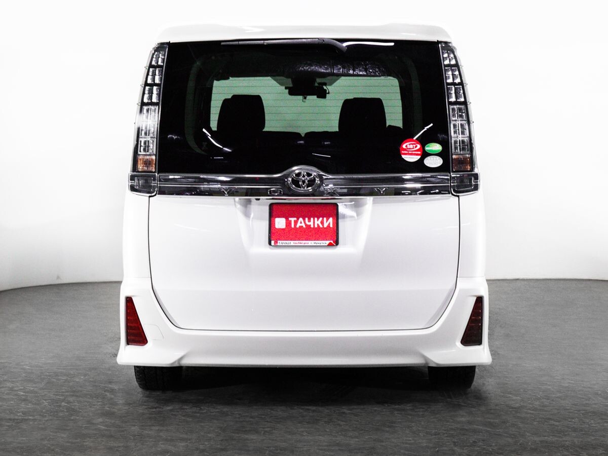 Toyota Voxy 2016 - фото автомобиля