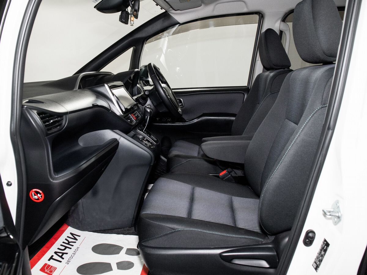 Toyota Voxy 2016 - фото автомобиля