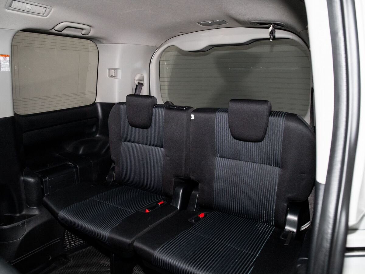 Toyota Voxy 2016 - фото автомобиля