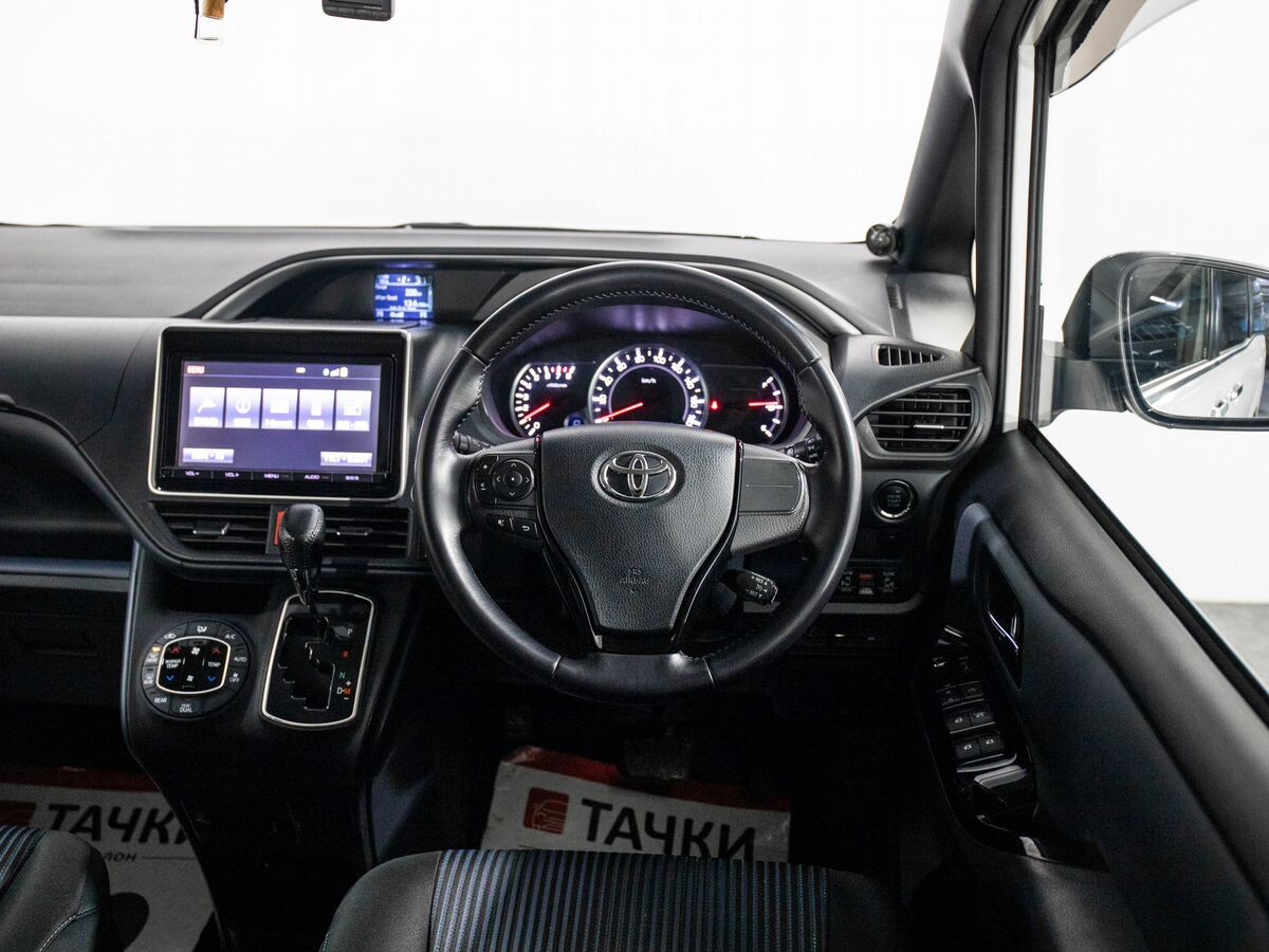 Toyota Voxy 2016 - фото автомобиля