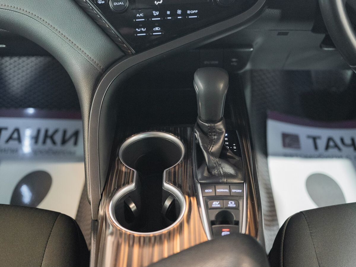 Toyota Camry 2019 - фото автомобиля