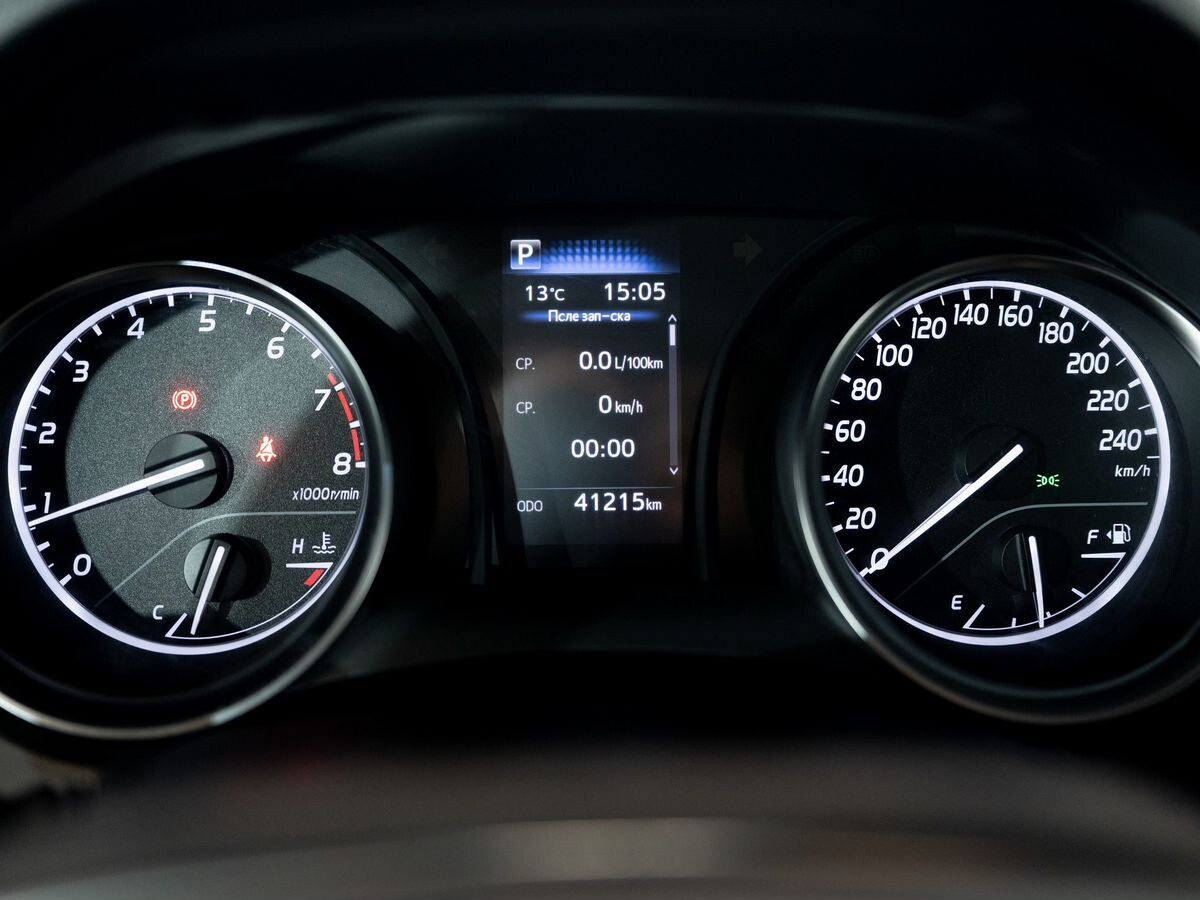 Toyota Camry 2021 - фото автомобиля