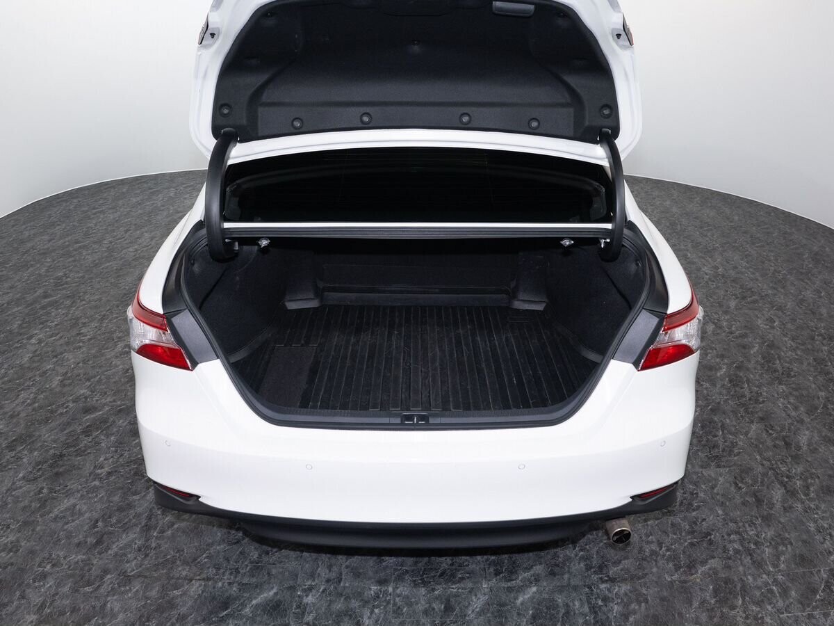 Toyota Camry 2021 - фото автомобиля