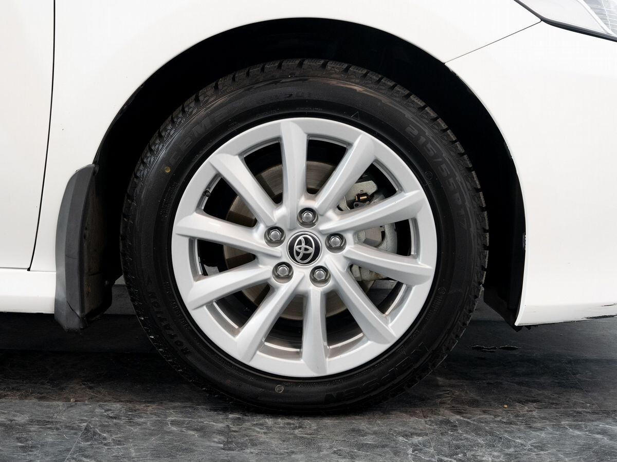 Toyota Camry 2021 - фото автомобиля