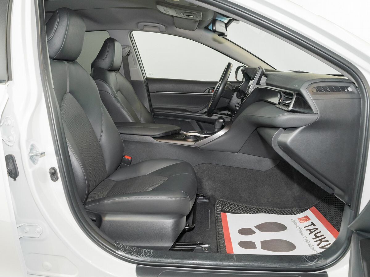 Toyota Camry 2021 - фото автомобиля