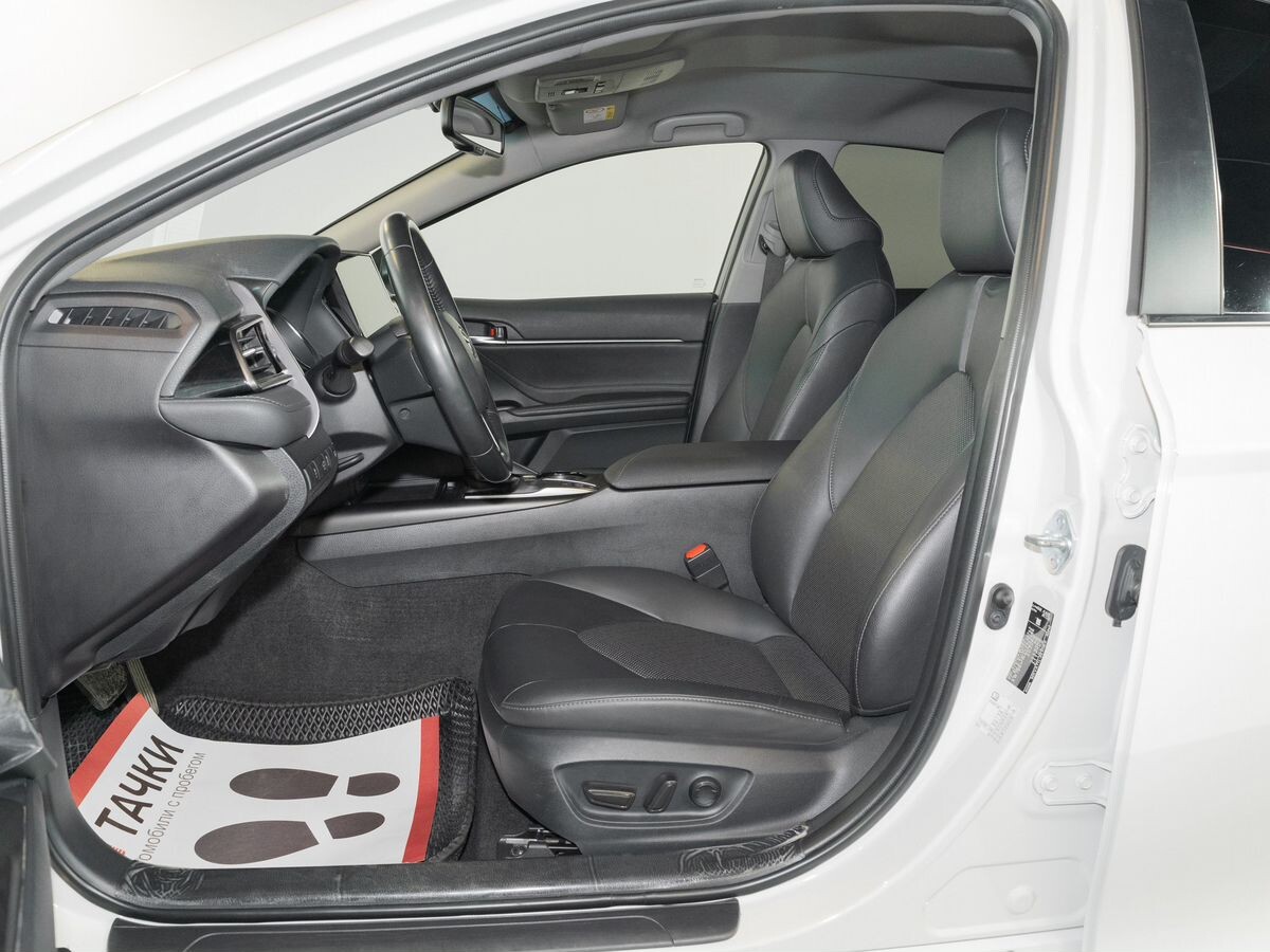 Toyota Camry 2021 - фото автомобиля