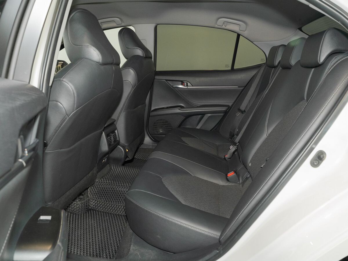 Toyota Camry 2021 - фото автомобиля