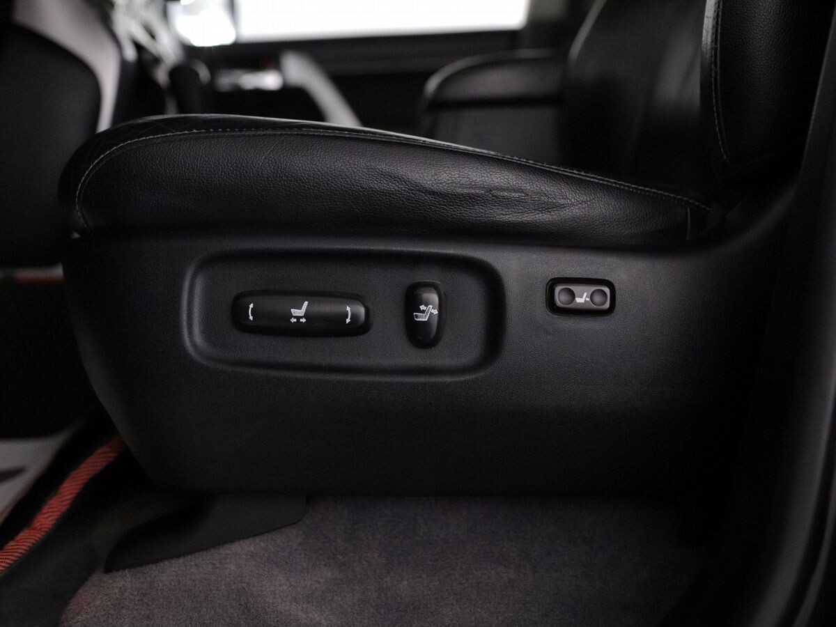 Toyota Land Cruiser 2012 - фото автомобиля