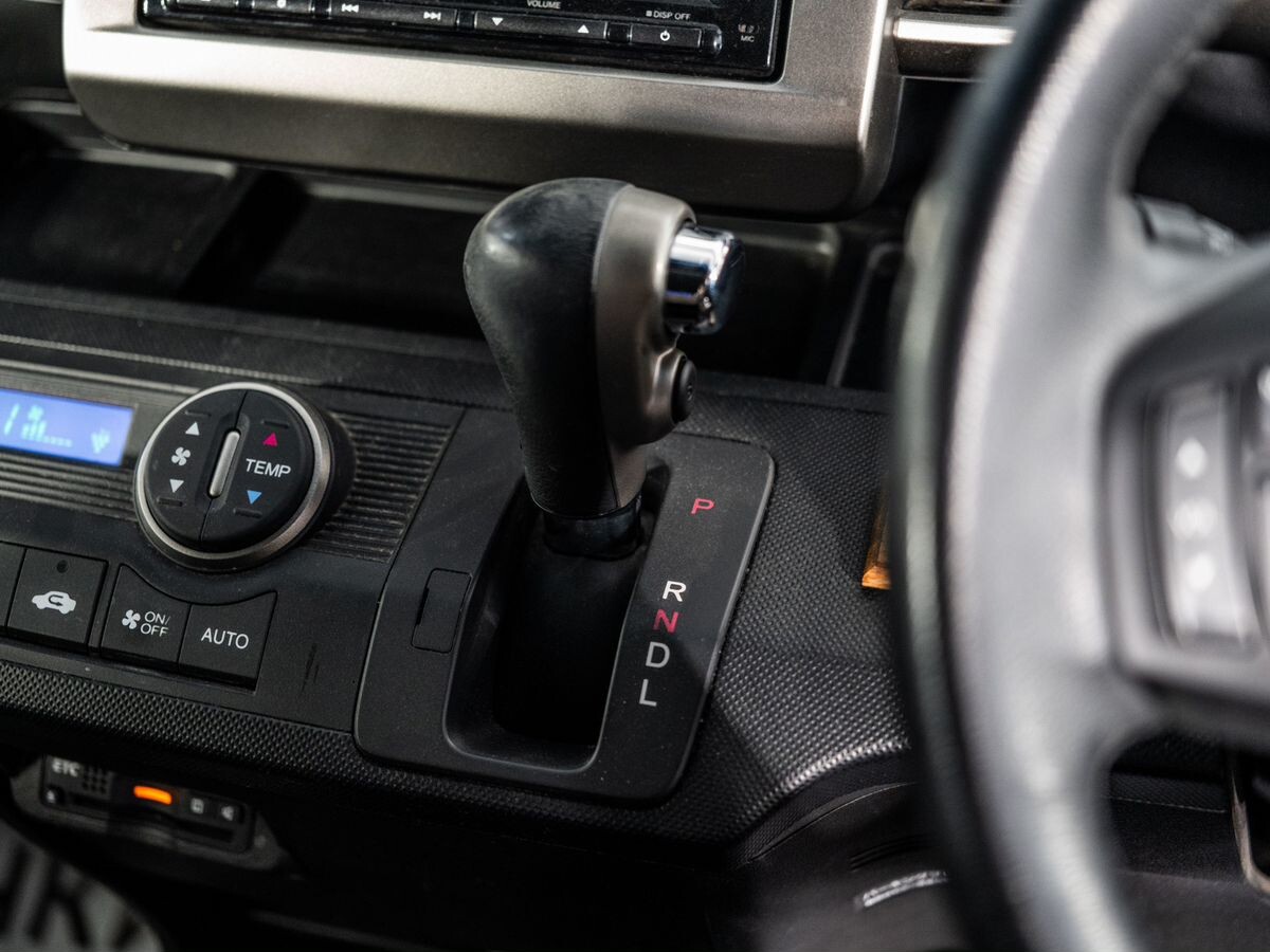 Honda Freed Spike 2014 - фото автомобиля