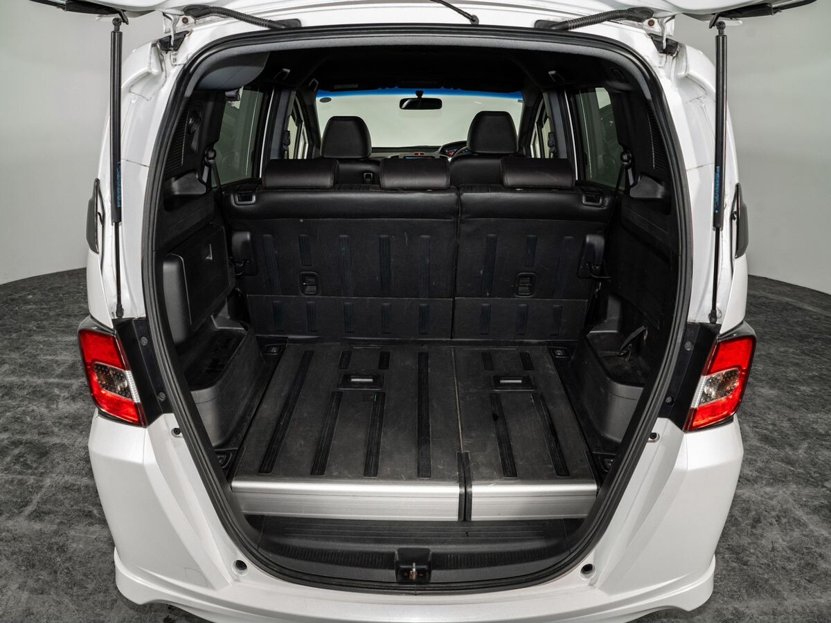 Honda Freed Spike 2014 - фото автомобиля