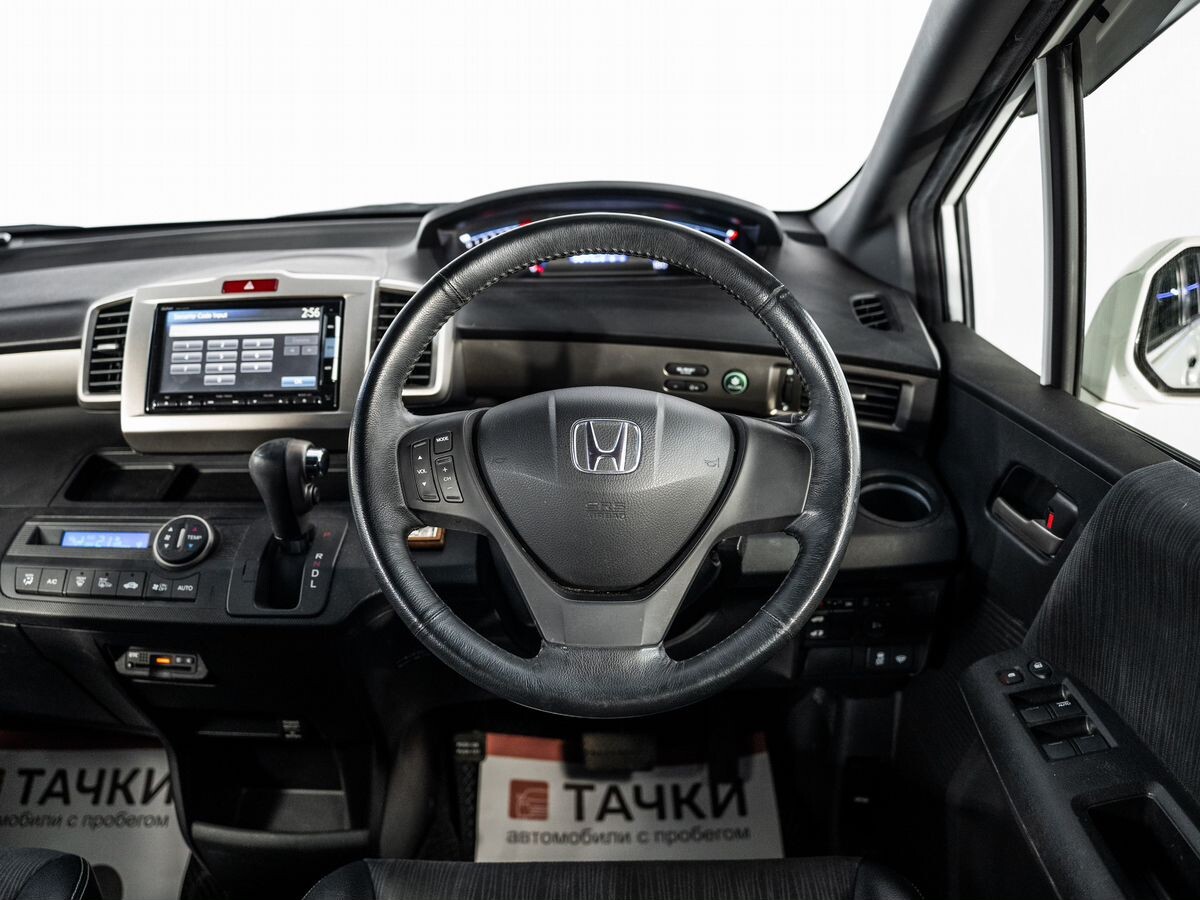 Honda Freed Spike 2014 - фото автомобиля