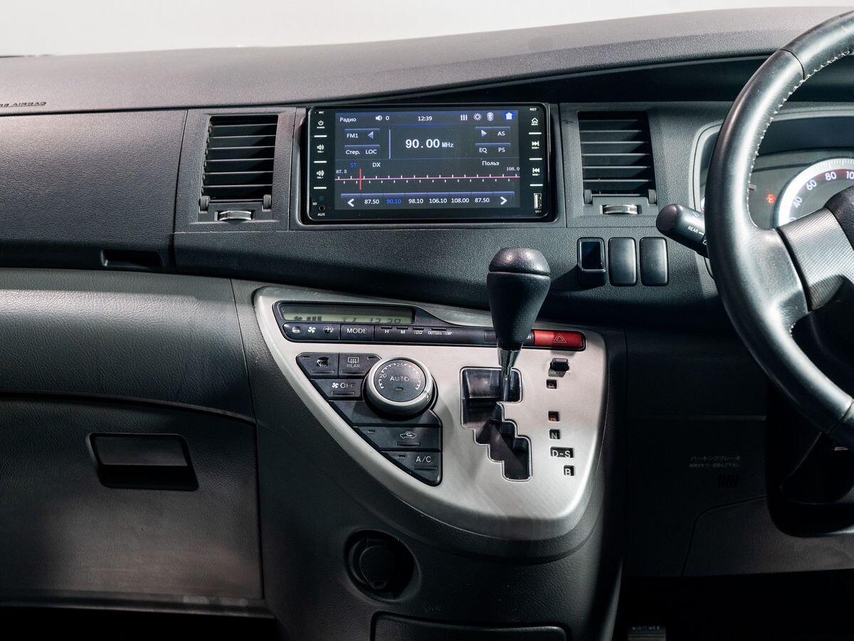 Toyota ISis 2010 - фото автомобиля