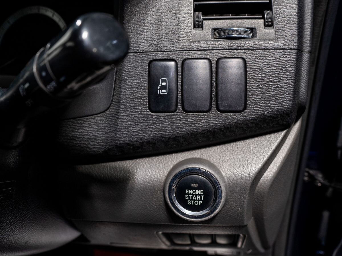 Toyota ISis 2010 - фото автомобиля