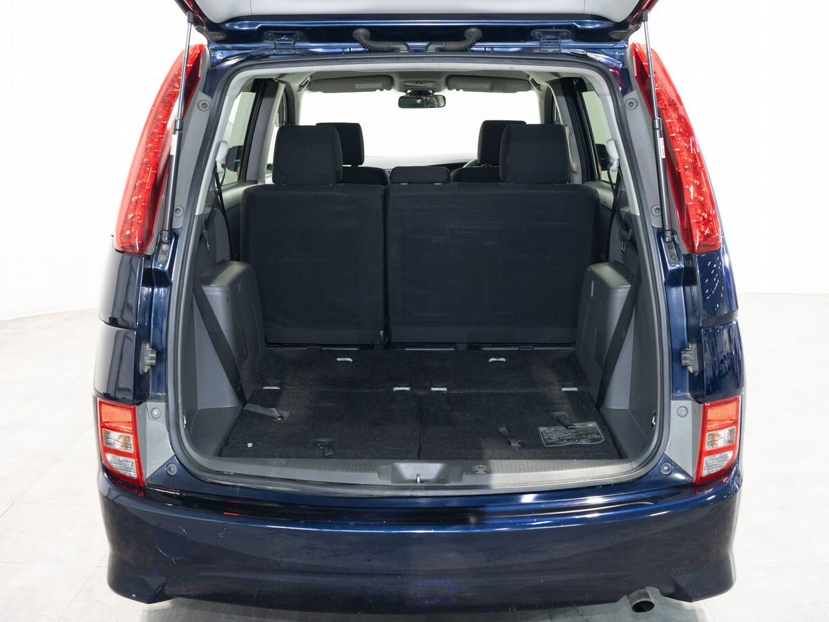 Toyota ISis 2010 - фото автомобиля