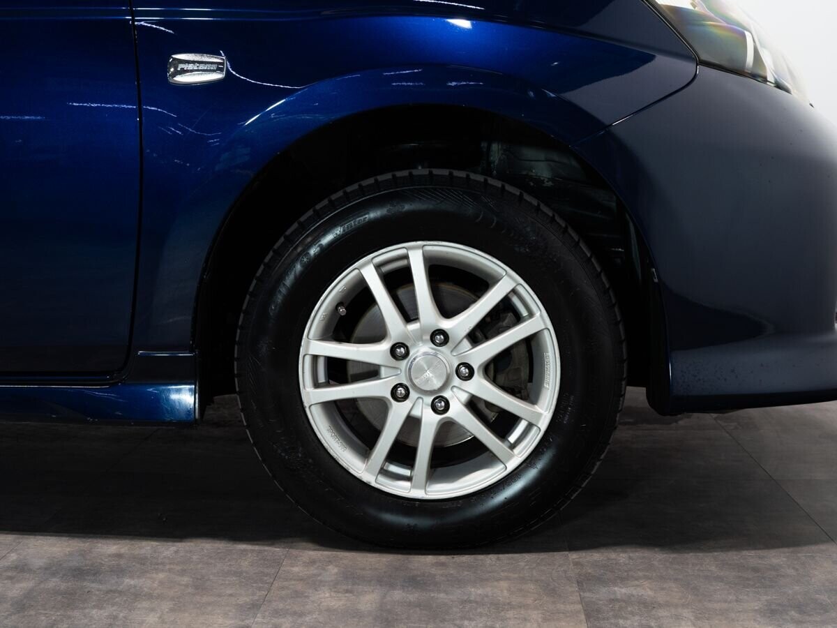 Toyota ISis 2010 - фото автомобиля