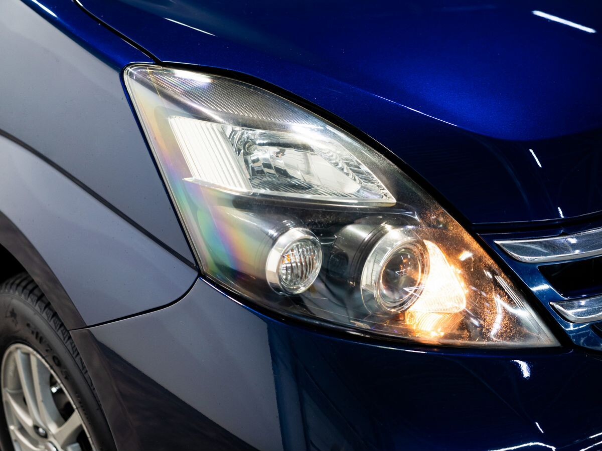 Toyota ISis 2010 - фото автомобиля