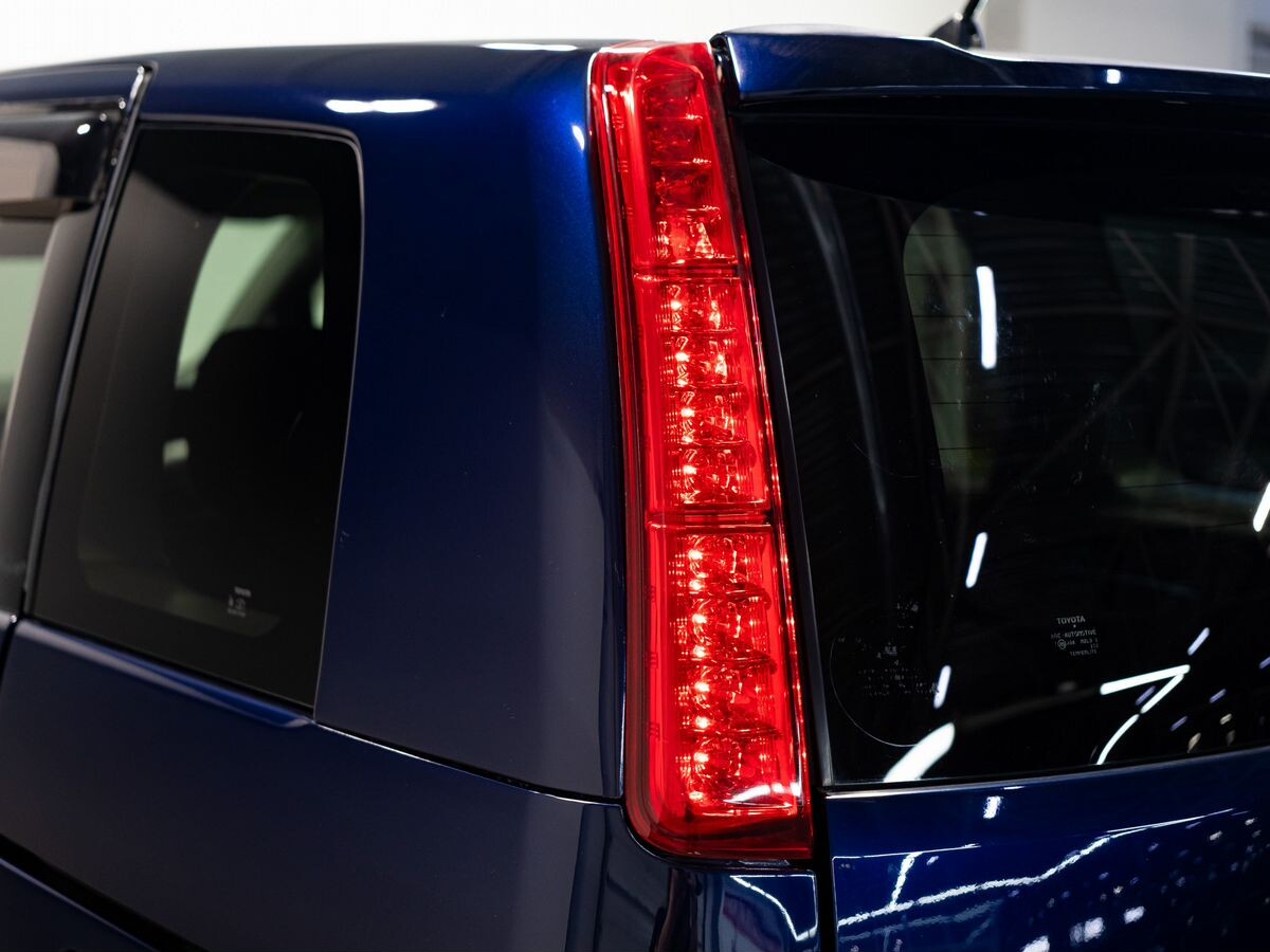 Toyota ISis 2010 - фото автомобиля