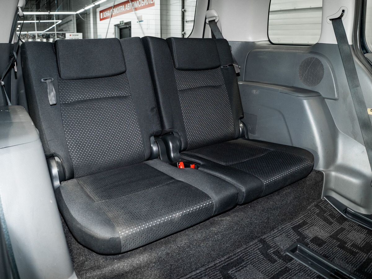 Toyota ISis 2010 - фото автомобиля