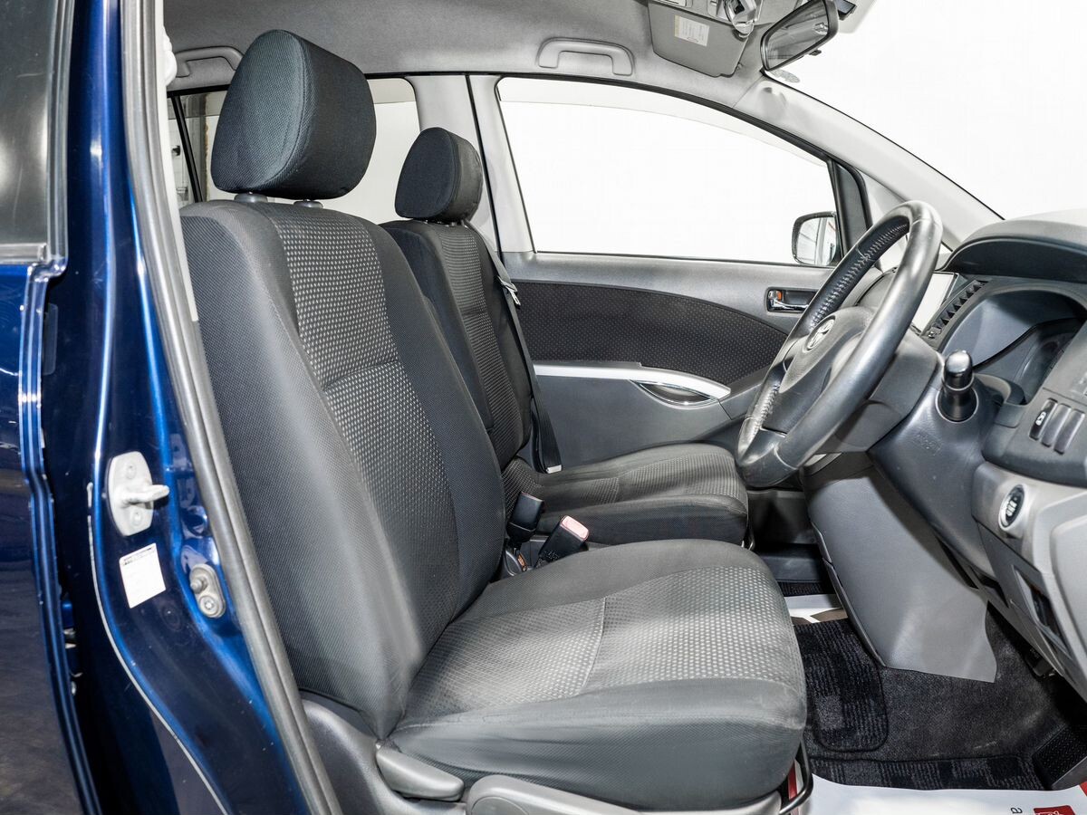 Toyota ISis 2010 - фото автомобиля