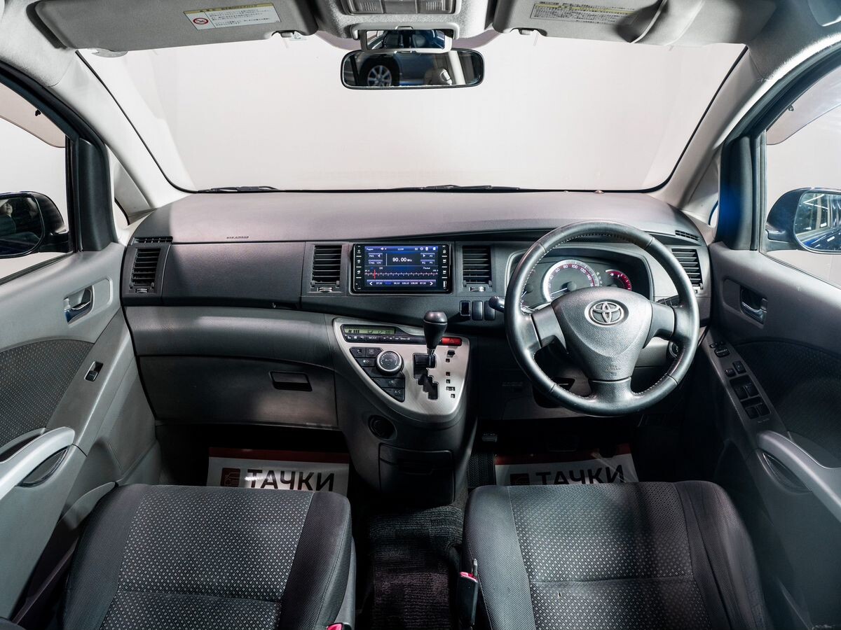 Toyota ISis 2010 - фото автомобиля