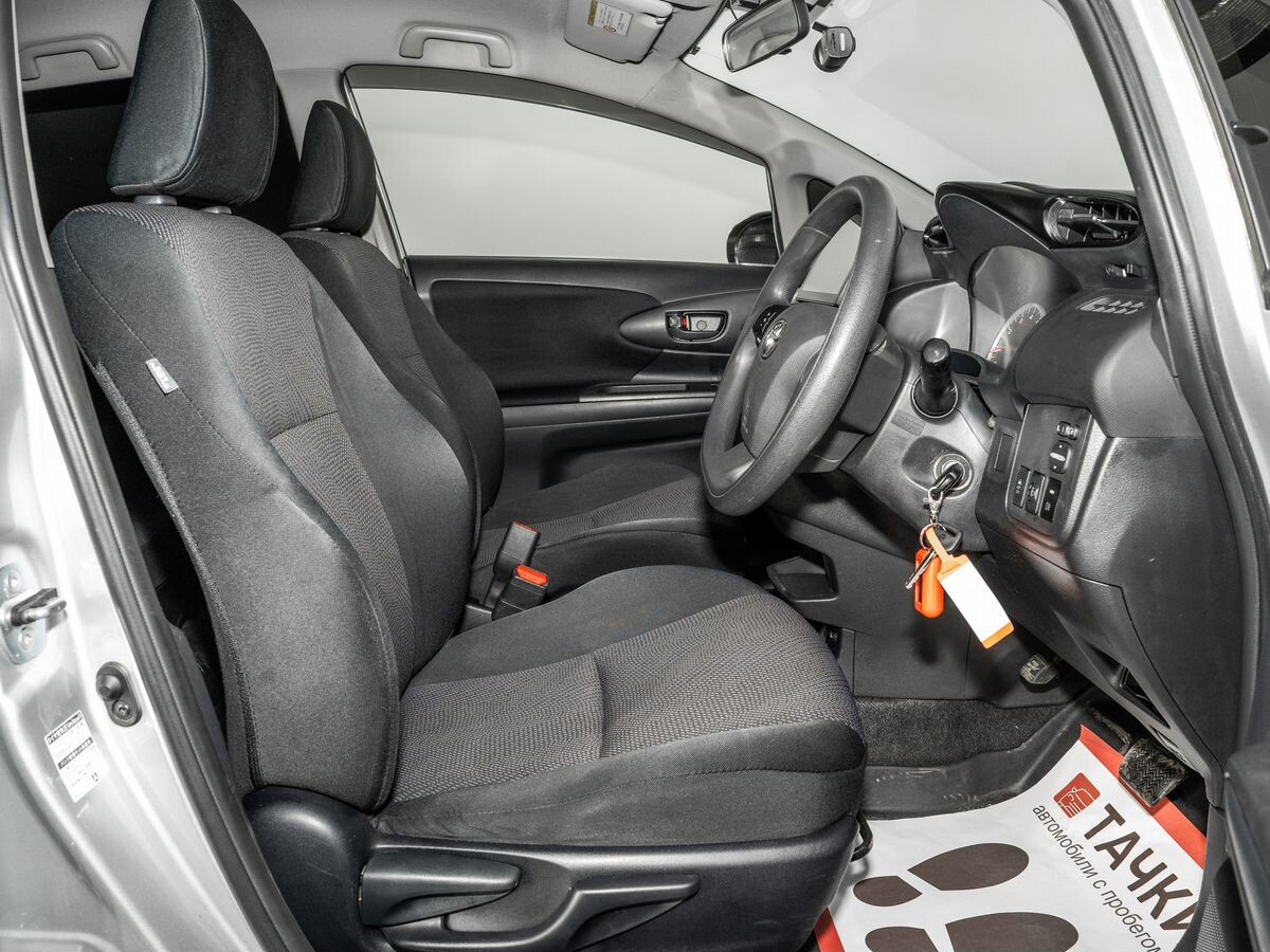 Toyota Wish 2013 - фото автомобиля