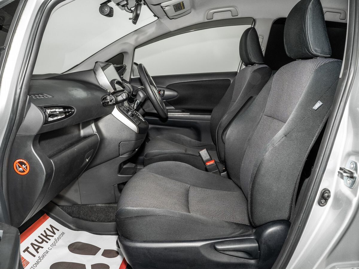 Toyota Wish 2013 - фото автомобиля