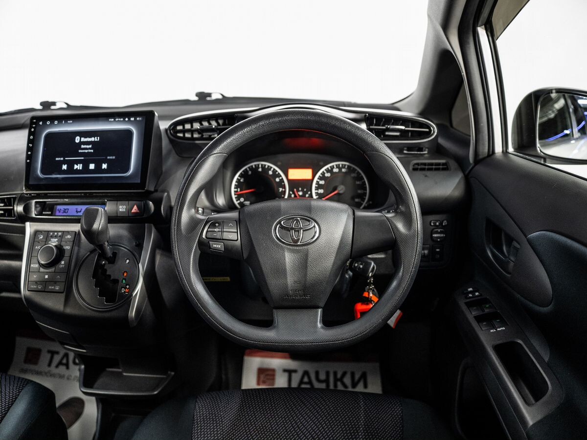 Toyota Wish 2013 - фото автомобиля