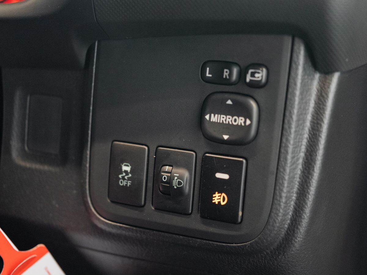 Toyota Wish 2012 - фото автомобиля