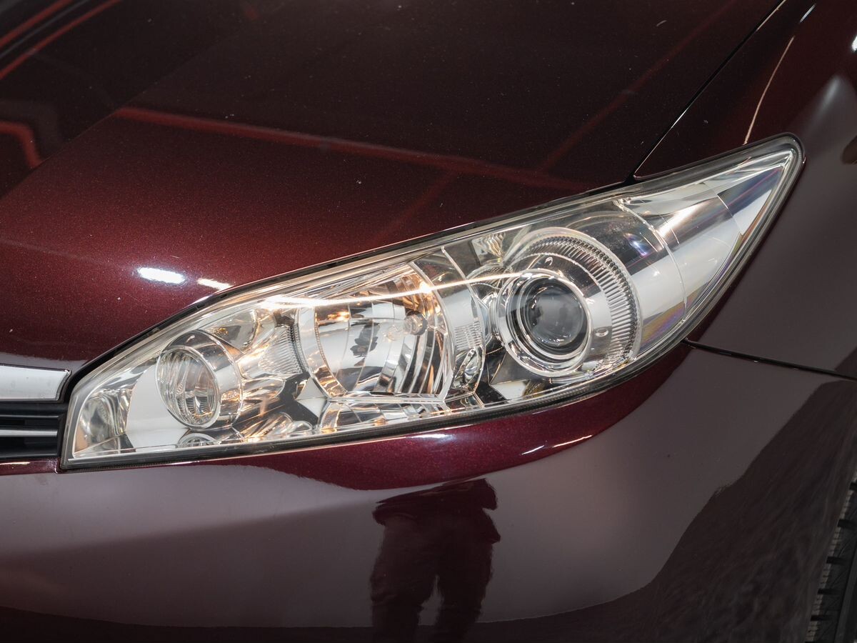 Toyota Wish 2012 - фото автомобиля