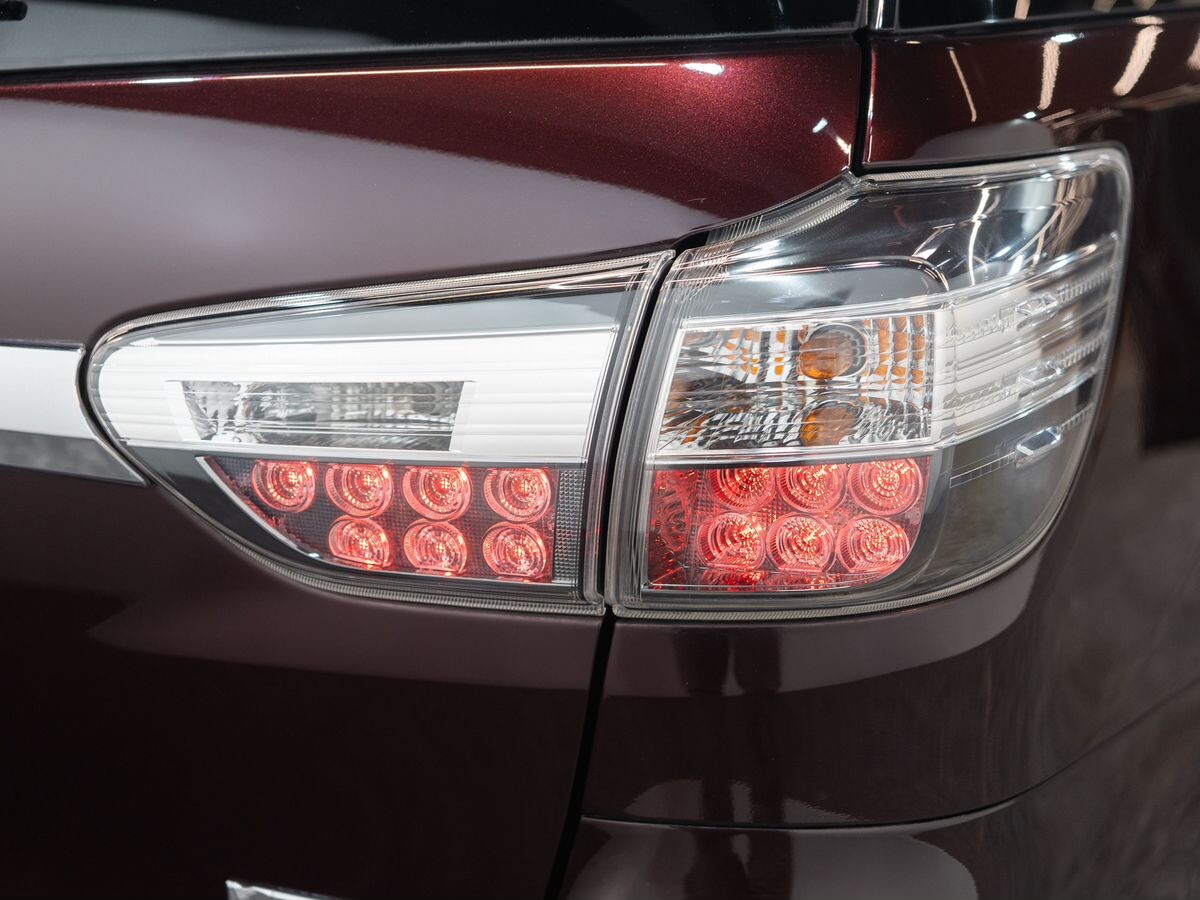 Toyota Wish 2012 - фото автомобиля