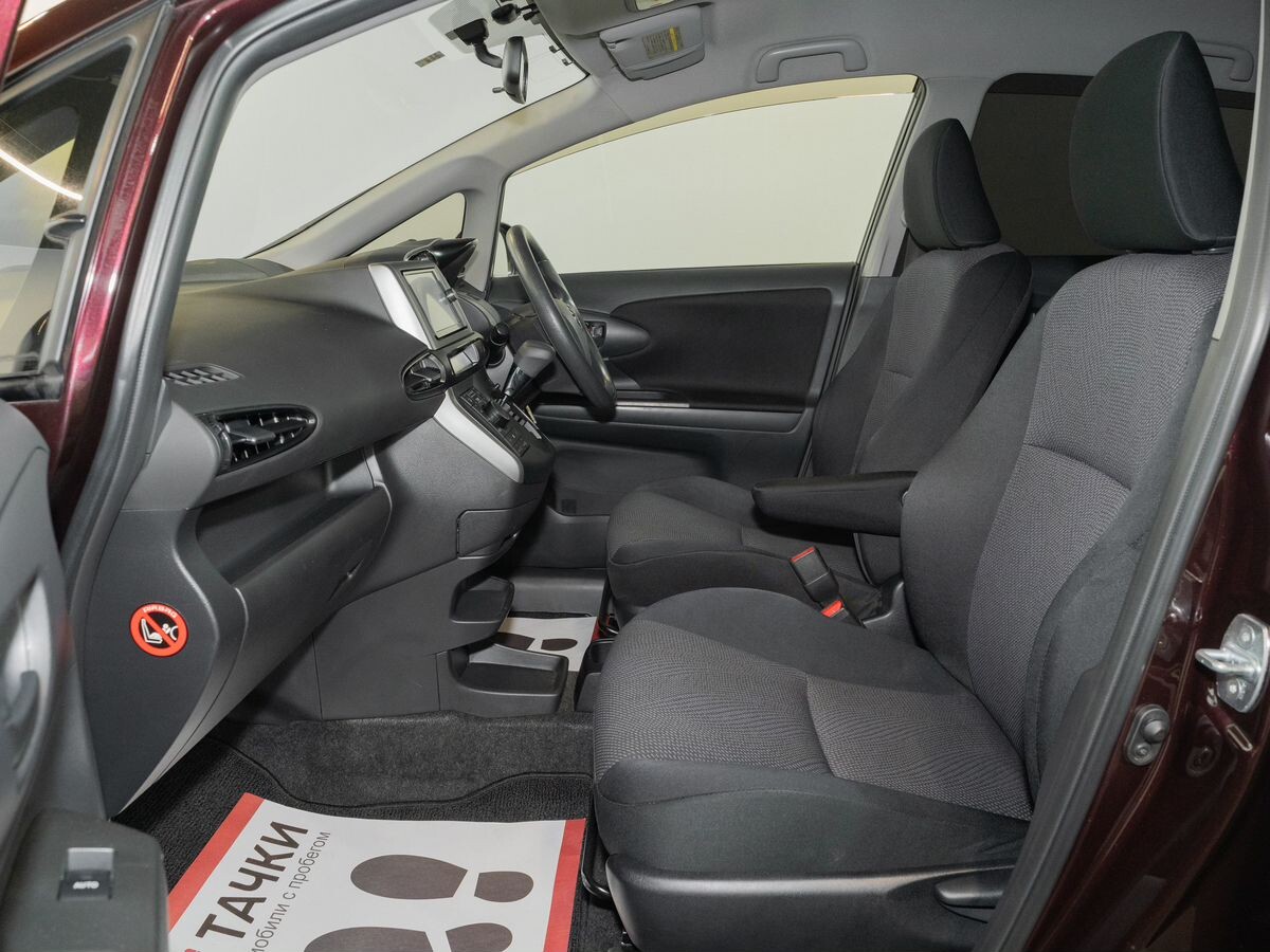 Toyota Wish 2012 - фото автомобиля