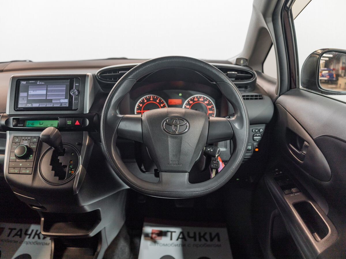 Toyota Wish 2012 - фото автомобиля