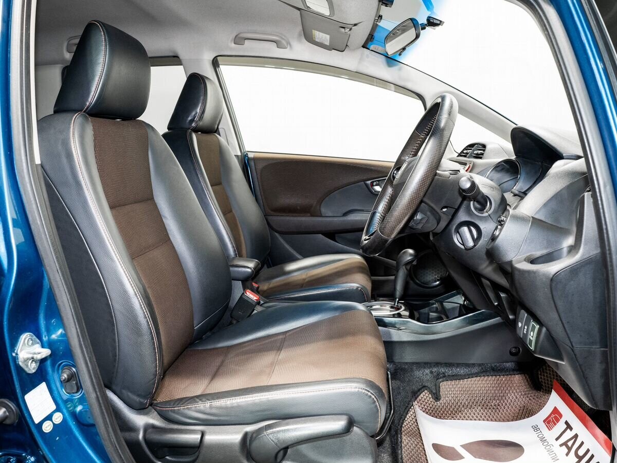 Honda Fit Shuttle 2012 - фото автомобиля